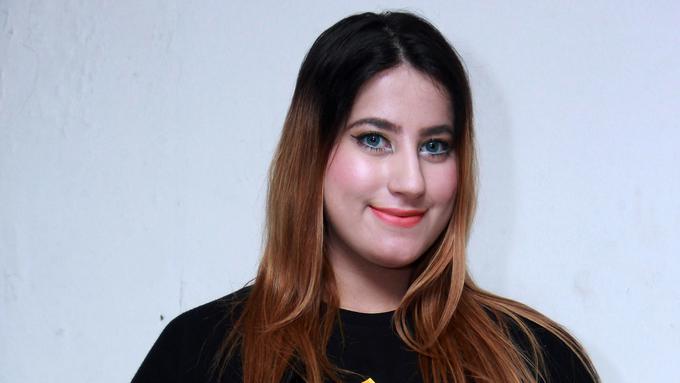 Gantung Mic, Tasyi Athasyia Fokus Kuliah dan Bisnis - News