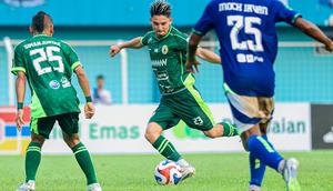 Kim Jeffrey Kurniawan (tengah) melepaskan tembakan pada laga Persiku Kudus Vs PSS Sleman di Stadion Wergu Wetan, Kudus, Jawa Tengah, Minggu (21/9/2025) sore WIB. (Bola.com/Dok. PSS Sleman)