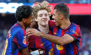 Pemain Barcelona Anthony Gordon (tengah) merayakan gol pembuka timnya dalam laga La Liga antara Barcelona vs Getafe di Barcelona, Spanyol, Sabtu, 10 Oktober 2026. (AP Photo/Joan Monfort)