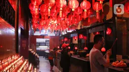Persiapan meliputi pemasangan lampion serta membersihkan ruangan yang nantinya digunakan untuk sembahyang. (Magang/Liputan6.com/Muhammad Rizal)
