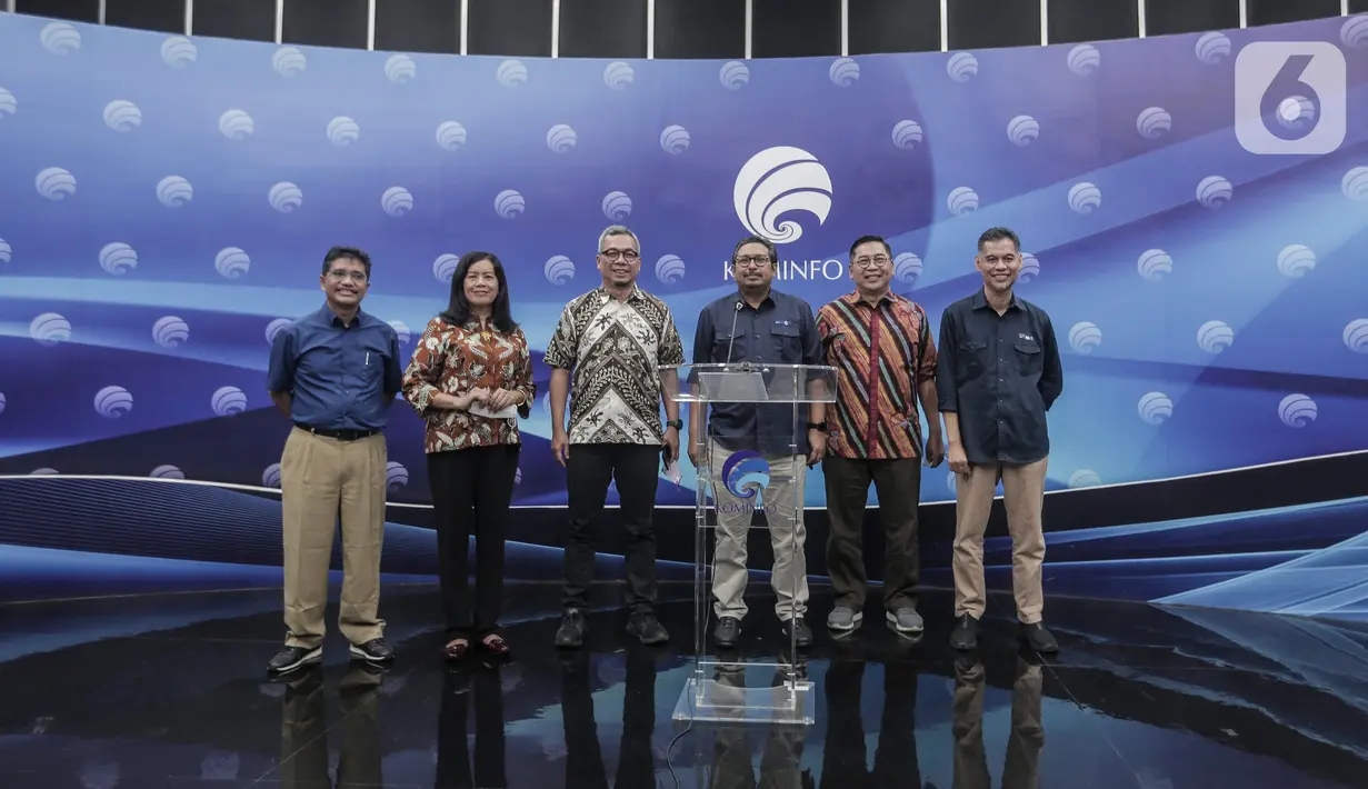 Dari kiri-kanan: Direktur Pengembangan Pita Lebar Kemenkominfo Marvels Situmorang, Staf Khusus Menteri Kemenkominfo Rosarita Niken Widiastuti, Direktur Jenderal IKP Usman Kansong, Direktur Jenderal SDPPI Kemenkominfo Ismail, Sekjen ATVSI Gilang Iskandar, dan Direktur Penyiaran Kemenkominfo Geryantika Kurnia saat konferensi pers terkait penerapan analog switch off (ASO) wilayah Jabodetabek di Gedung Kemenkominfo, Jakarta, Rabu (5/10/2022). Hal tersebut berdasarkan surat dari Asosiasi Televisi Swasta Indonesia (ATVSI) pada 28 September 2022 yang mengajukan permohonan agar penerapan ASO Jabodetabek tanggal 5 Oktober 2022 diundur. (Liputan6.com/Johan Tallo)
