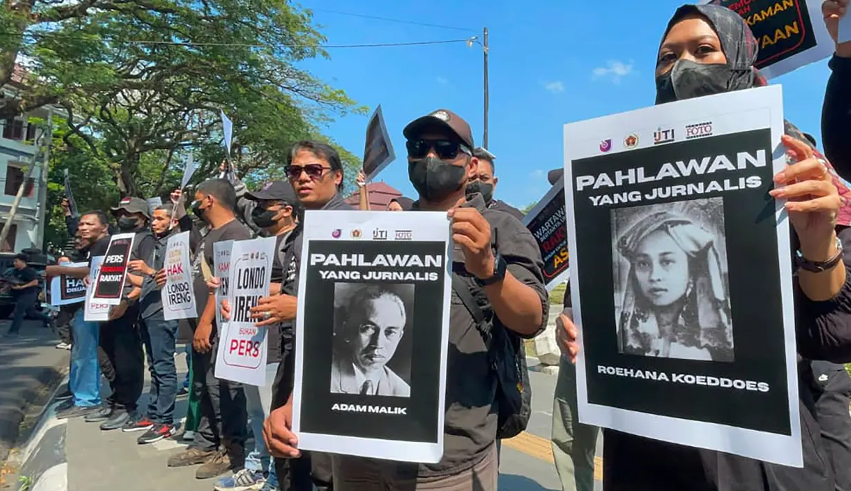 Wartawan yang tergabung dalam PWI Malang Raya, AJI Malang, IJTI Korda Malang, dan PFI Malang menyampaikan pernyataan sikap saat aksi damai di Bundaran Tugu Kota Malang, Senin (27/7/2026). (PFI Malang)