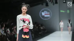 Model membawakan baju koleksi Matahari Department Store pada Jakarta Fashion Week 2018 di Senayan City, Selasa (24/10). Mengangkat tema Rocks & Fun, koleksi tersebut menandai lima tahun keikutsertaan Matahari dalam ajang JFW. (Liputan6.com/Faizal Fanani)
