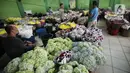 Aktivitas pedagang bunga di Pasar Rawa Belong, Jakarta Barat, Jumat (29/10/2021). Status PPKM di DKI Jakarta yang diturunkan dari level 3 menjadi level 2 berimbas dengan penjualan bunga untuk dekorasi pernikahan yang kembali ramai, seperti di Pasar Bunga Rawa Belong. (Liputan6.com/Johan Tallo)
