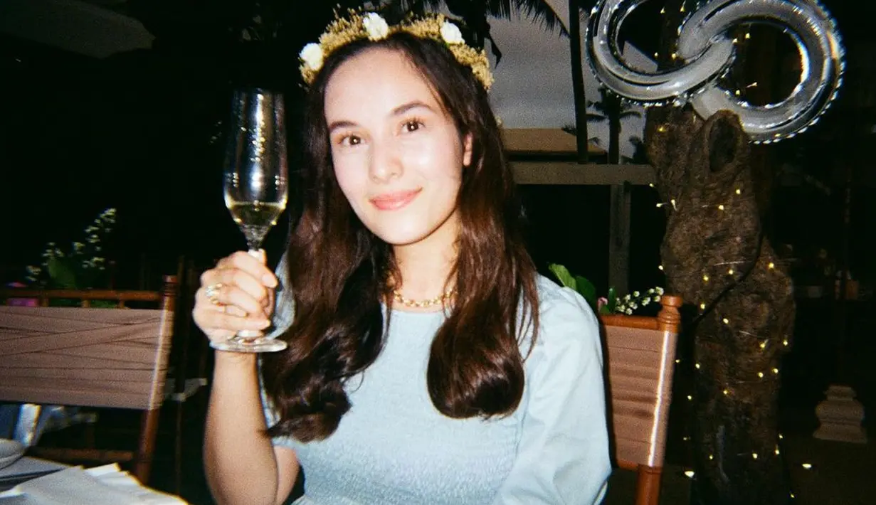 <p>Chelsea Islan tampil dengan princess hair. Dengan riasan wajah yang natural, Chelsea memesona dengan tambahan aksesori bunga yang melingkar di atas kepalanya bak peri. Foto: Instagram.</p>