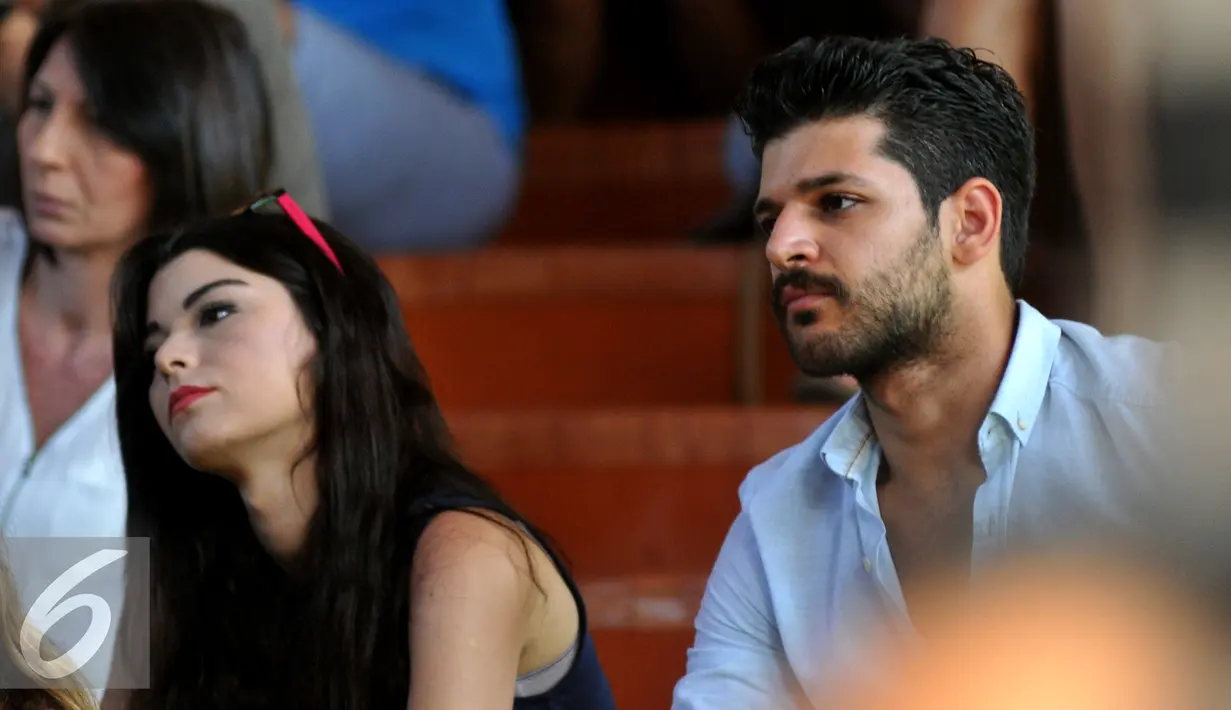 Pemeran Zeynep di Serial Elif, Gulcin Tuncok  (kiri) bersama Selim (Emre Kivilcim) saat menonton pertunjukan barong di Bali, Kamis (27/8/2015) Para pemain Elif sangat antusias dalam melihat pertunjukan Barong tersebut. (Liputan6.com/Herman Zakharia)