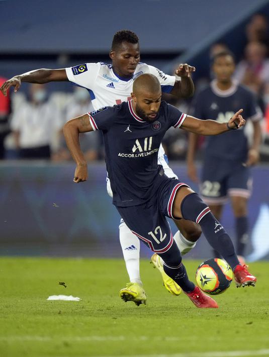 Gelandang Paris Saint-Germain (PSG) Rafinha dan penyerang Strasbourg Habib Diallo berebut bola pada laga pekan kedua Liga Prancis di Stadion Parc des Princes, Minggu (15/8/2021) dini hari WIB. PSG membekuk tamunya Strasbourg dengan skor 4-2. (AP Photo/Francois Mori)