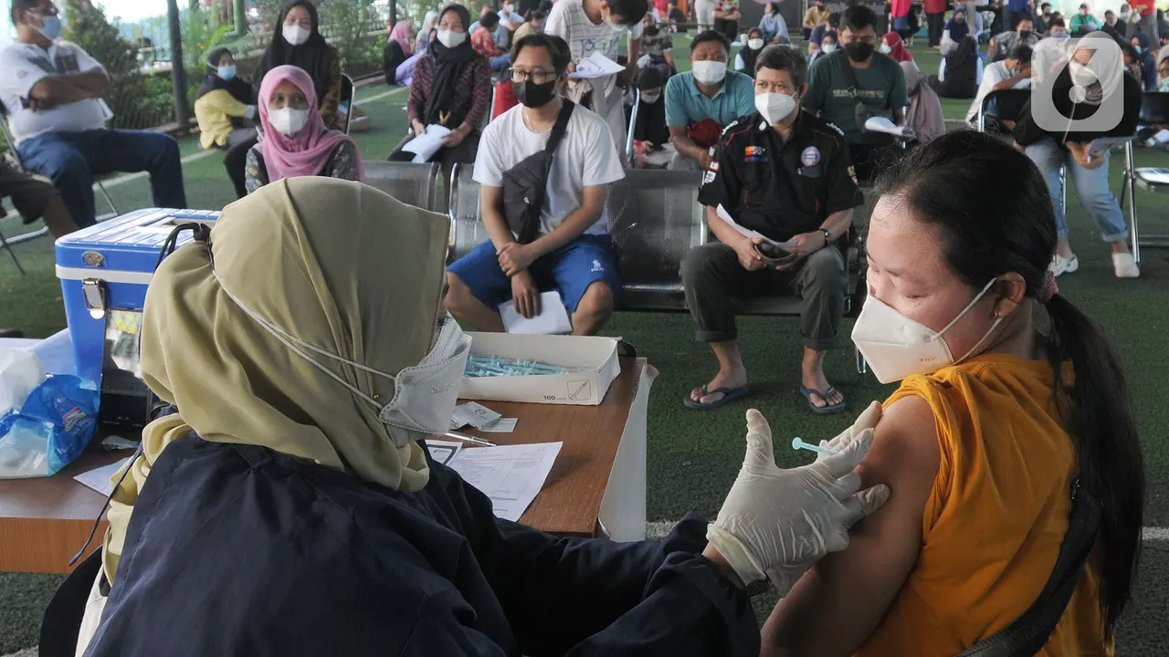 Jadi Syarat Mudik, Warga di Ciputat Antusias Divaksin Booster
