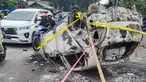 Bangkai mobil yang terbakar di luar Stadion Kanjuruhan, Malang, turut menjadi saksi bisu tragedi mengerikan yang merenggut ratusan nyawa orang. (Bola.com/Iwan Setiawan)