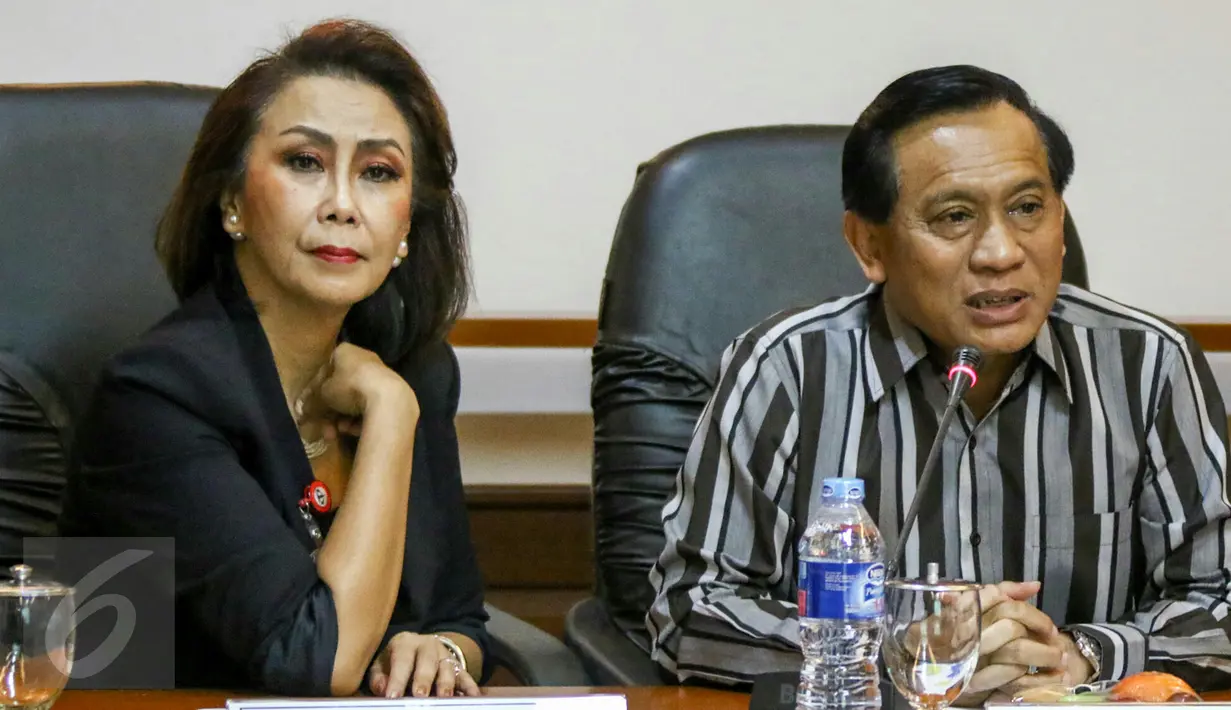 Ketua dan Sekretaris Pansel Kompolnas, Komjen Pur Imam Sudjarwo dan Yenti Garnasih (kiri) mengumumkan 24 peserta yang lolos dan bisa maju ke tahapan seleksi berikutnya, di Gedung Kompolnas, Jakarta, Rabu (30/3). (Liputan6.com/Yoppy Renato)
