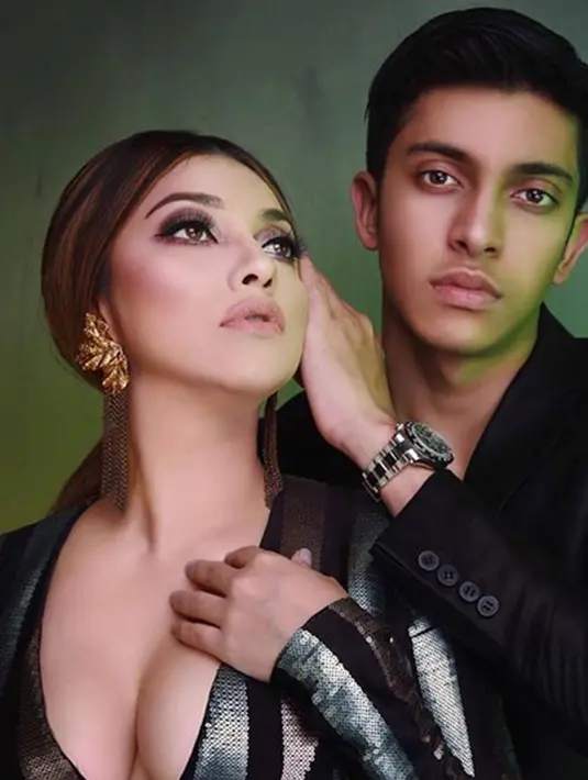 Pemeran dalam film Daun di Atas Bantal itu menyempatkan waktunya melakukan pemotretan dengan fotografer profesional. Ia tidak sendiri, ia didampingi oleh putranya dalam pemotretan tersebut. (Instagram/fdphotography90)