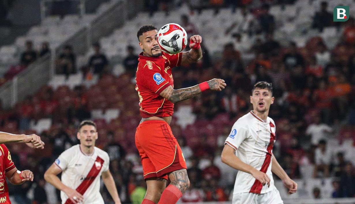 Pemain Persija Jakarta, Maxwell Souza tidak dapat menjangkau umpan bola saat melawan Persis Solo pada laga pekan ke-30 BRI Super League musim ini di Stadion Utama Gelora Bung Karno (SUGBK), Jakarta, Senin (27/04/2026) malam WIB. (Bola.com/Abdul Aziz)
