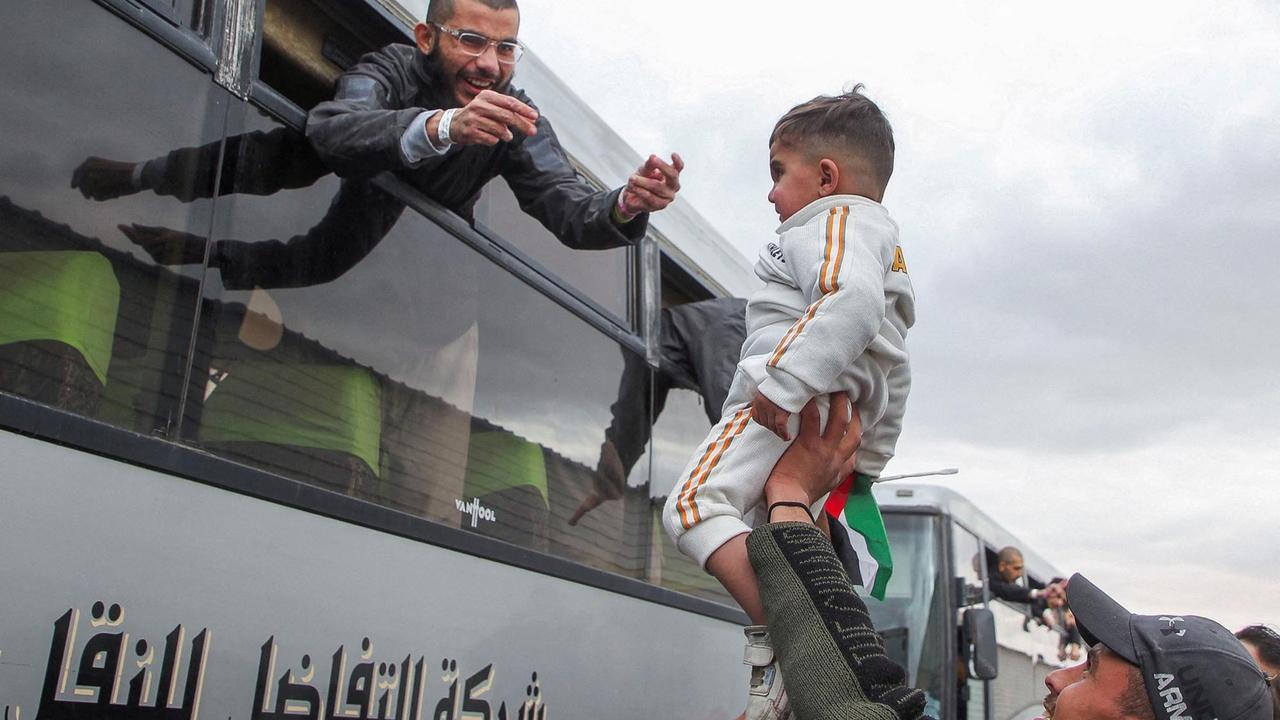 Momen Peluk Tangis Haru Pembebasan Sandera Warga Palestina
