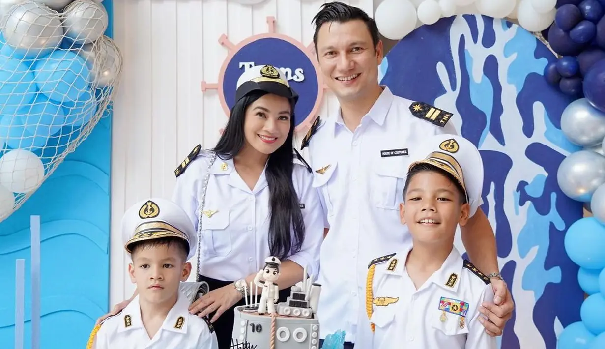 Menyesuaikan Tema, baik Titi Kamal, Christian Sugiono, Arjuna Zayan,  dan Kai Attar kompak cosplay jadi pilot.  [@titi_kamall]