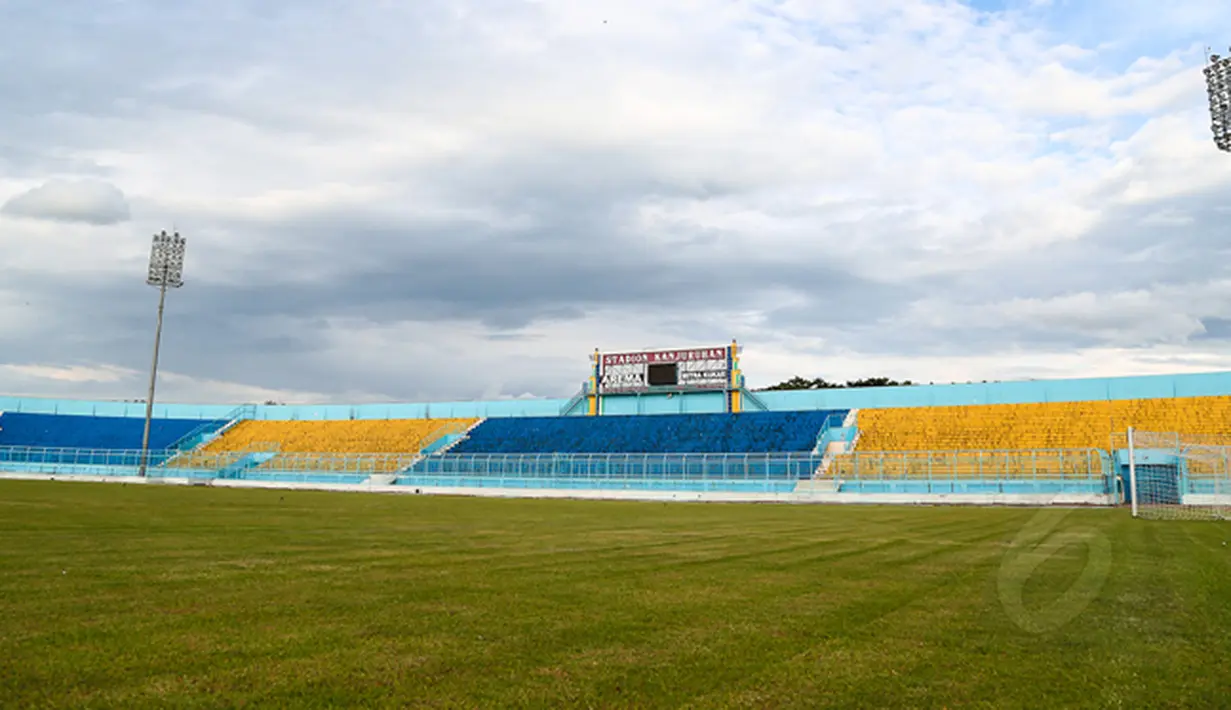 Stadion Kanjuruhan merupakan markas kesebelasan sepak bola asal Malang, yakni Arema Cronus, Jumat (16/1/2015). (Liputan6.com/Faizal Fanani)