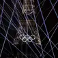 Pemandangan Menara Eiffel dan laser yang menerangi langit, selama upacara pembukaan Olimpiade Paris 2024, Jumat (26/7/2024). (Odd ANDERSEN / AFP)