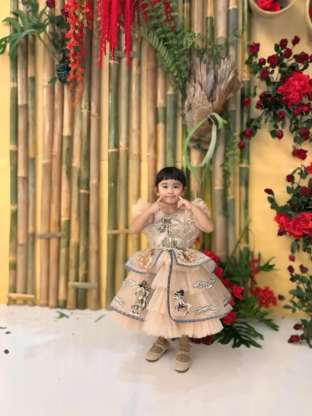 Rayakan Ultah Bersama, Ria Ricis dan Moana Tampil Glamor dengan Gaun Sentuhan Wastra dan Wayang