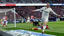 Gelandang Real Madrid, Gareth Bale berselebrasi usai mencetak gol ke gawang Atletico de Madrid pada pertandingan lanjutan La Liga Spanyol di stadion Wanda Metropolitano (9/2). Real Madrid menang 3-1 atas Atletico. (AP Photo/Manu Fernandez)