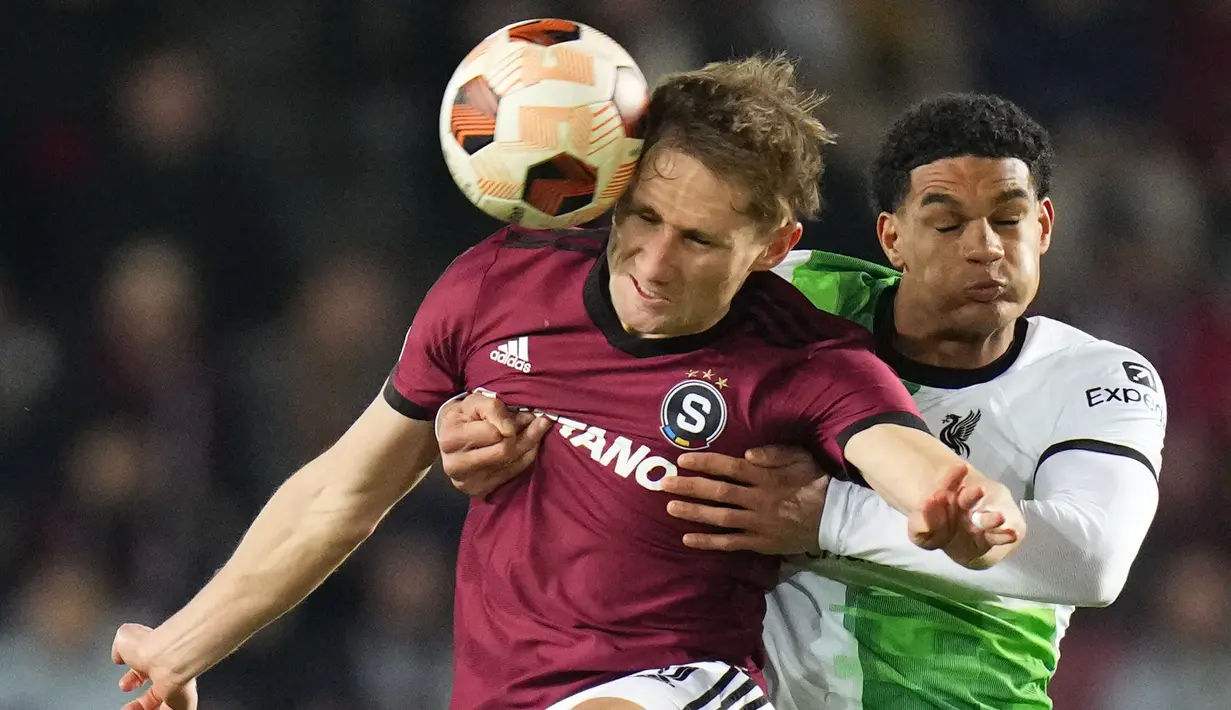 Pemain Sparta Praha, Jan Kuchta (kiri) berebut bola dengan pemain Liverpool, Jarell Quansah pada laga leg pertama 16 Besar Liga Europa 2023/2024 di Epet Arena, Praha, Republik Ceko, Jumat (08/03/2024) dini hari WIB. (AP Photo/Petr David Josek)