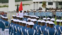 Sebelumnya, lokasi upacara kenegaraan Hari Kemerdekaan ke-80 RI itu diumumkan oleh Kepala Komunikasi Kepresidenan Hasan Nasbi. Ia mengatakan pemerintah akan menggelar perayaan hari kemerdekaan Indonesia ke-80 di Jakarta. Tampak dalam foto, personel Tentara Nasional Indonesia mengambil bagian dalam upacara pengibaran bendera yang menandai Hari Kemerdekaan ke-79 Indonesia di Istana Kepresidenan di Ibu Kota Nusantara, Sepaku, Penajam Paser Utara, Kalimantan Timur, pada 17 Agustus 2024. (BAY ISMOYO/AFP)
