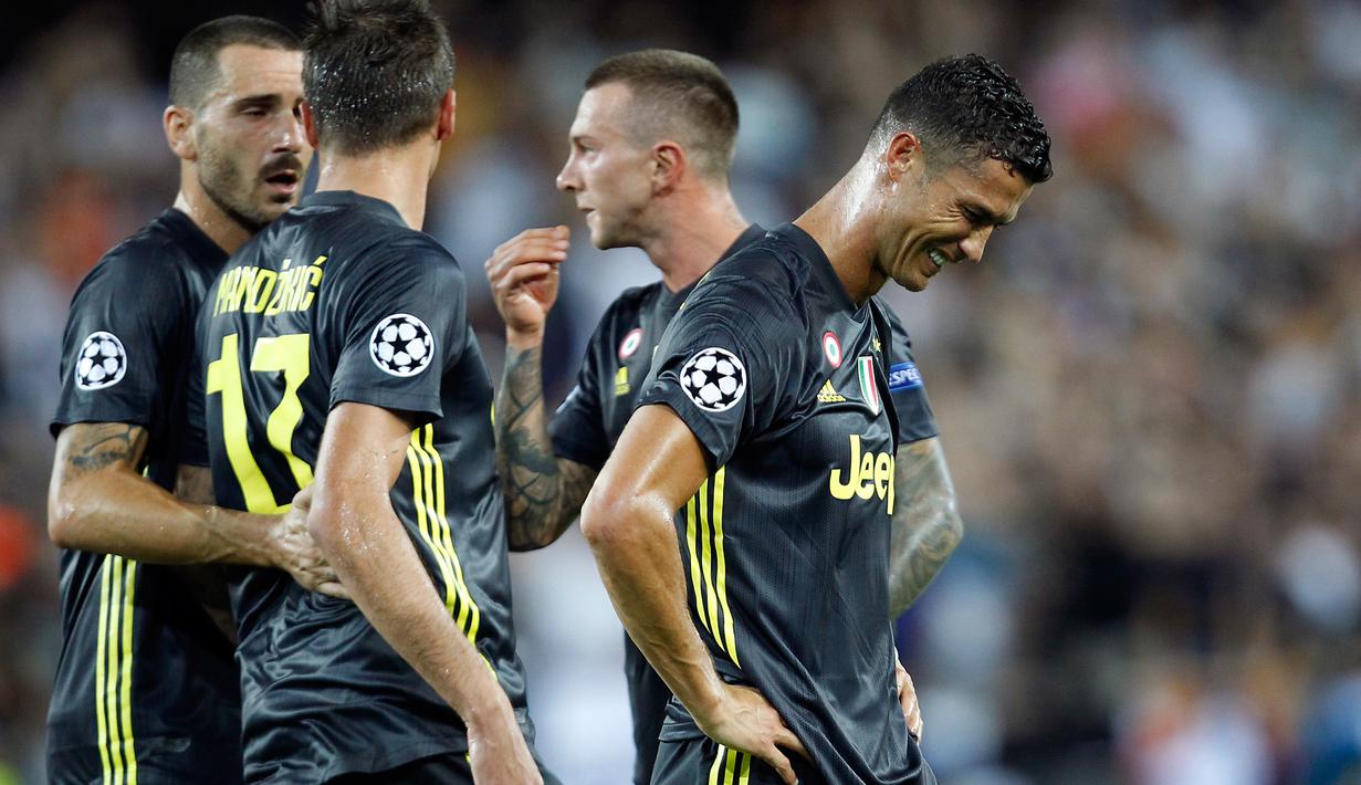 Pemain Juventus, Cristiano Ronaldo bereaksi setelah menerima kartu merah saat melawan Valencia pada matchday pertama Grup H Liga Champions, di Stadion Mestalla, Rabu (19/9). Ronaldo bahkan menitikkan air mata saat meninggalkan lapangan. (AP/Alberto Saiz)