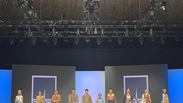 Koleksi Sadaf karya Papri Basak dari India pada pembukaan Indonesia Fashion Week (IFW) 2026