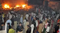 Massa pendemo membakar kendaraan dalam kerusuhan berdarah di Kasur, Pakistan (AP)