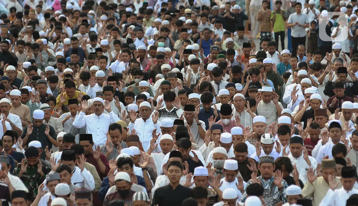 Umat Islam melaksanakan memadati Shalat Idul Adha 1444 H di jalan Matraman Jatinegara Barat, Jakarta Timur, pada Kamis (26/6/2023) pagi. (merdeka.com/Imam Buhori)