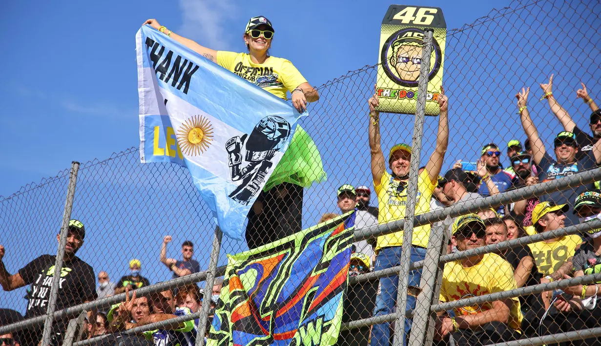 Tak peduli terik sinar matahari, mereka dengan penuh semangat menyaksikan Valentino Rossi terakhir kalinya di babak kualifikasi. (AFP/Jose Jordan)
