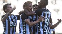 Keisuke Honda berselebrasi dengan rekan satu tim di Botafogo setelah mencetak gol ke gawang Bangu di Brasil (15/3/2020). (AFP/Diego Maranhao)