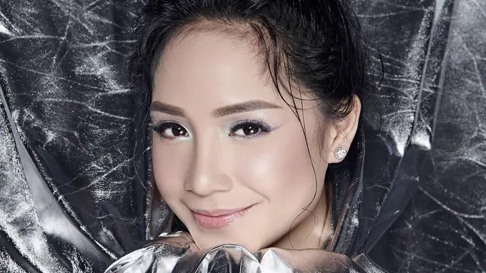 [Bintang] Eksentrik Tetap Cantik, Nagita Slavina dengan Dandanan Super Nyentrik