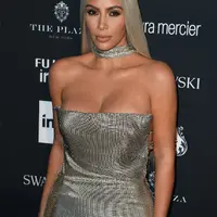 Tampilan Kim yang berubah itu terlihat pertama kali saat di fashion show koleksi spring summer tahun 2018 milik Tom Ford di ajang New York Fashion Week (NYFW), Rabu (6/9/2017). (AFP/Angela Weis)