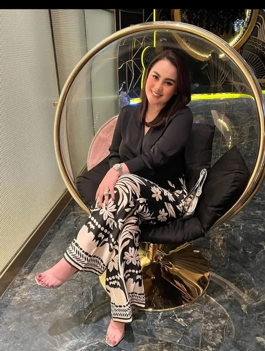 Lebih lagi, usai lama tak terlihat di media sosial, potret terbaru Jennifer Dunn disebut telah melakukan oplas. Penampilannya terlihat makin awet muda dan makin mesra dengan Faisal Harris. (Liputan6.com/IG/jennifer_haris89)