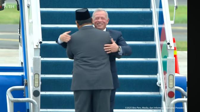 Pelukan Erat Prabowo Sambut Raja Abdullah II