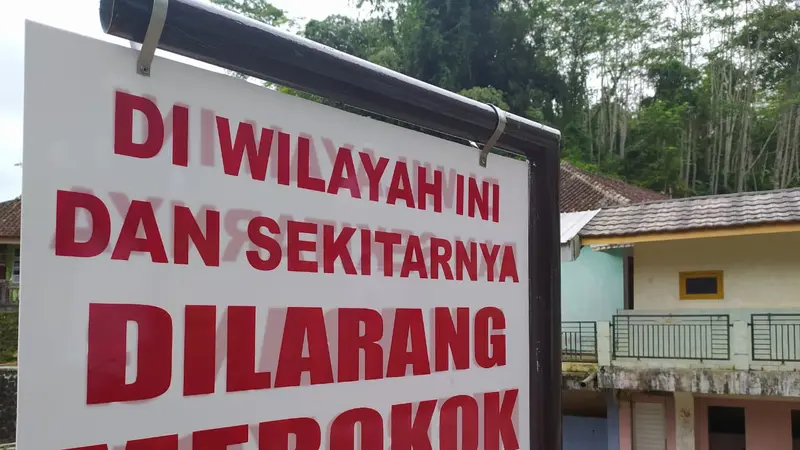 Sebuah plang larangan merokok nampak tertera di kawasan wisata religi Makam Waliyulloh Pamijahan, Tasikmalaya, Jawa Barat.