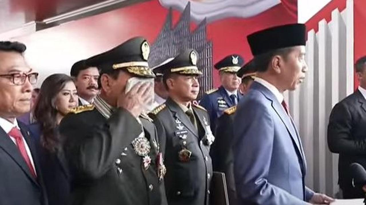 Saat ditanya soal pro dan kontra di kalangan publik terkait pemberian penghargaan bintang 4, menurut Jokowi hal tersebut sudah terbiasa di kalangan TNI dan Polri.&nbsp;<br>