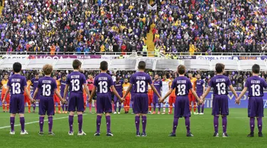 Sejumlah anak-anak mengenakan seragam Fiorentina dengan nama punggung Astori dan bernomor 13 jelang pertandingan Fiorentina vs Benevento di stadion Artemio Franchi di Florence (11/3). (AFP Photo/Claudio Giovannini)