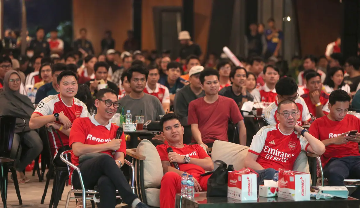 Acara nobar itu pun semakin seru dengan kehadiran Aldi Taher dan coach Justinus Lhaksana serta ratusan pendukung The Gunners yang berasal dari Arsenal Indonesia Supporter (AIS) Jakarta, Bogor, Bekasi, hingga Tangerang. (Bola.com/M Iqbal Ichsan)