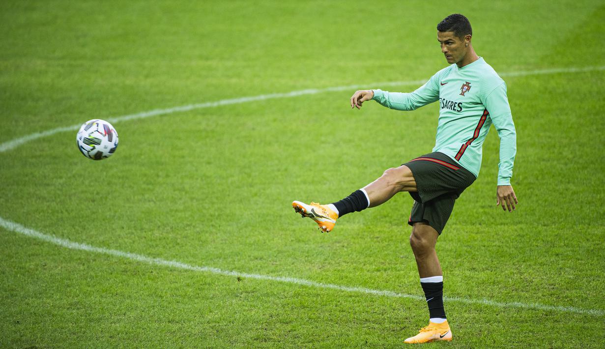 Pemain Portugal, Cristiano Ronaldo, saat menjalani sesi latihan jelang berlaga di UEFA Nations League 2020 di Friends Arena, Swedia, Selasa (8/9/2020). Portugal akan berhadapan dengan Swedia. (AFP/Jonathan Nackstrand)