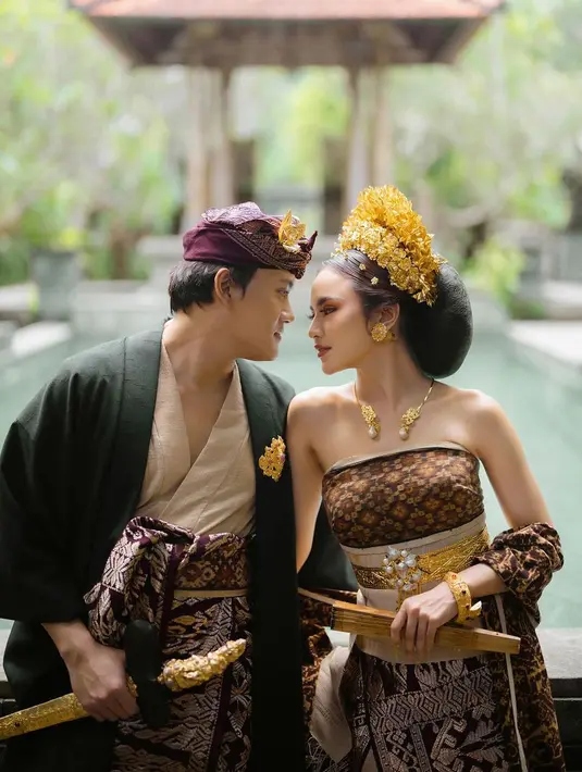 Berbagai aksesori juga melengkapi penampilannya sudah sempurna. [Foto: Instagram/mahaliniraharja]