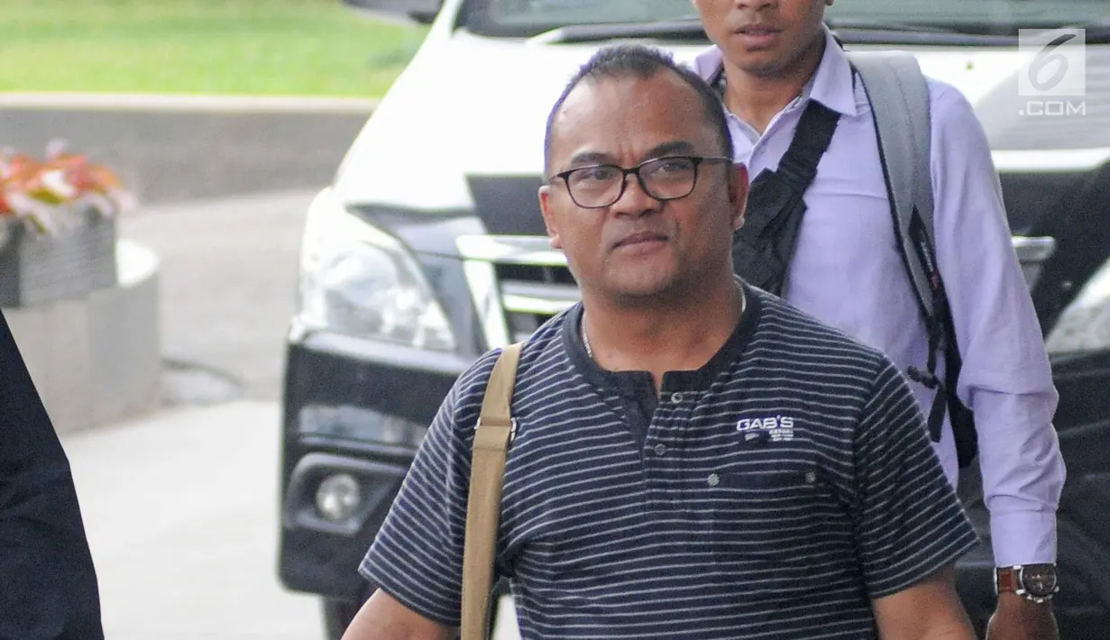 Ekspresi Petrus Pedulewari saat tiba di gedung KPK, Jakarta, Senin (12/2). Petrus Pedulewari ditetapkan sebagai tersangka terkait kasus dugaan suap terkait proyek infrastruktur di Kabupaten Ngada, NTT. (Liputan6.com/Herman Zakharia)