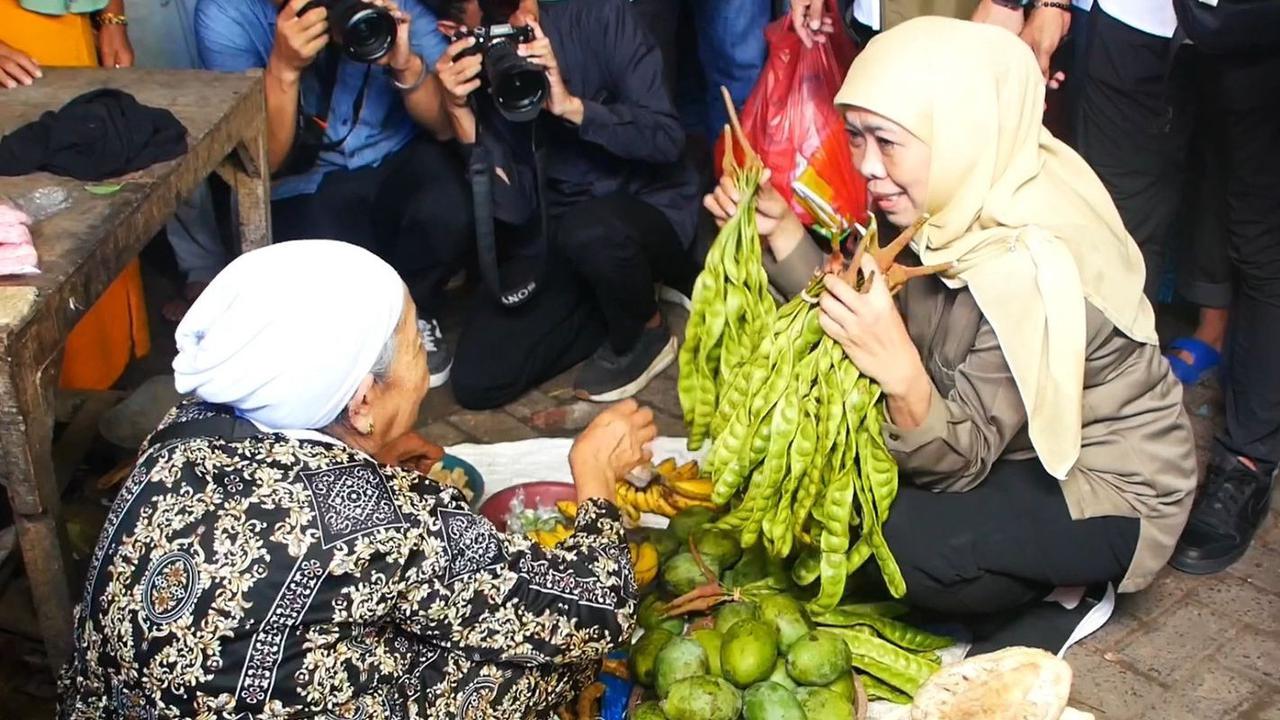 Safari Politik, Khofifah Borong Dagangan Pedagang Pasar di Lumajang