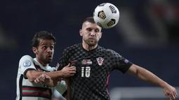 Pemain Portugal, Bernardo Silva, berebut bola dengan pemain Kroasia, Ante Rebic, pada laga UEFA Nations League di Stadion Dragao, Minggu (6/9/2020). Portugal menang dengan skor 4-1. (AP/Miguel Angelo Pereira)