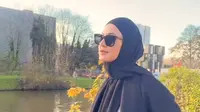 Istri Baim Wong ini tampak cantik dengan kostum musim gugur. Dia belada di Belanda untuk urusan pekerjaan. (Foto: Instagram/ paula_verhoeven)