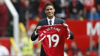 Manchester United atau MU memperkenalkan Raphael Varane kepada para penggemar menjelang laga Liga Inggris melawan Leeds United di Old Trafford, Sabtu, 14 Agustus 2021. (Adrian DENNIS / AFP)