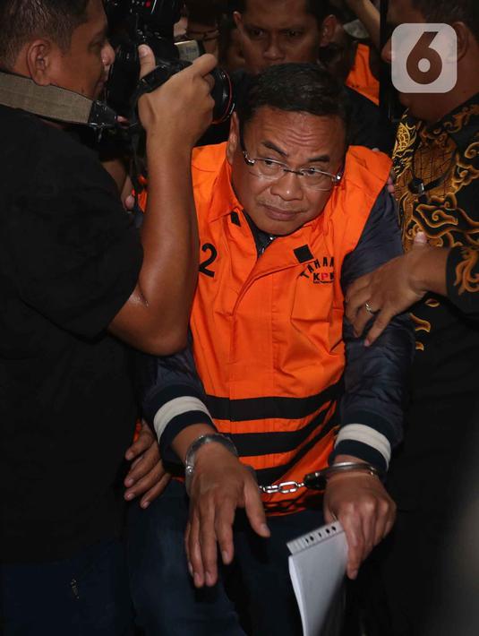 Bupati Pati, Sudewo dikawal petugas sesaat memasuki ke dalam mobil tahanan usai menjalani pemeriksaan intensif di Gedung Merah Putih Komisi Pemberantasan Korupsi (KPK), Jakarta, Selasa (20/1/2026). (Liputan6.com/Helmi Fithriansyah)