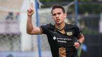 Pemain Dewa United, Egy Maulana Vikri melakukan selebrasi setelah mencetak gol ke gawang Madura United saat laga lanjutan BRI Liga 1 2022/2023 di Indomilk Arena, Tangerang, Kamis (2/2/2023). (Bola.com/Bagaskara Lazuardi)