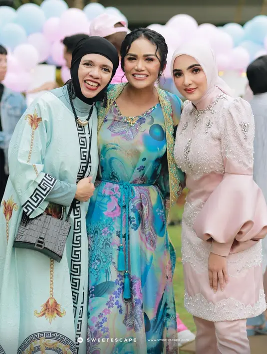Tak ketinggalan, para mama yang akhirnya berkumpul. Mereka tampil kompak menyesuaikan dresscode.  [Foto: IG/ashanty_ash/aurelie-hermansyah].