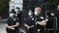 Para polisi terlihat sedang bertugas di dekat Balai Kota New York di New York, Amerika Serikat, pada 30 Juni 2020. (Xinhua/Wang Ying)