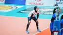 <p>Pemain Timnas bola voli putri Indonesia, Dita Azizah bersiap menerima service pemain Thailand pada laga putaran pertama SEA V League 2023 di Vinh Phuc Gymnasium, Hanoi, Vietnam, Jumat (4/8/2023). Indonesia kalah 0-3 (24-26, 24-26, 20-25) dari Thailand. (Dok. SEA V League 2023)</p>